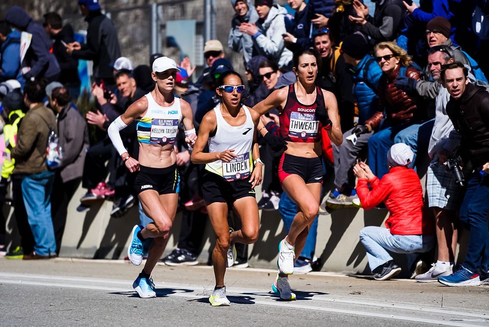 Des Linden and Laura Thweatt in a pack during the Olympic Marathon Trials in Atlanta 2020.