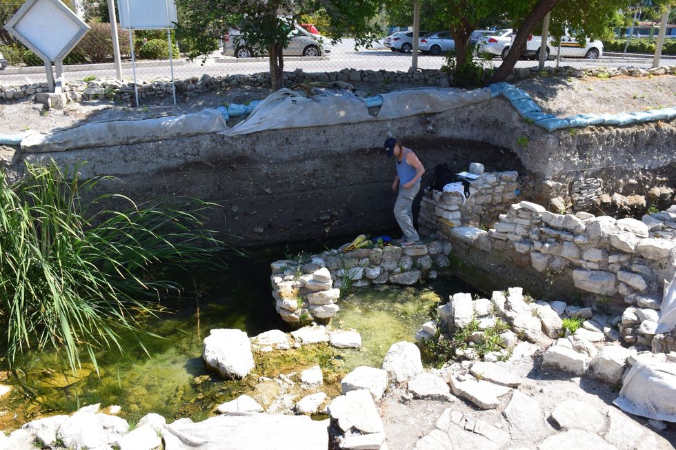 Lid van het onderzoeksteam en National Geographic Explorer Beverly GoodmanTchernov doet in 2015 onderzoek naar een laag as uit de bronstijd op de Turkse vindplaats emeBalararas