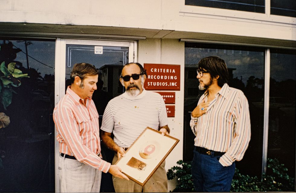 ジェリー・ウェクスラー（中央）とトム・ダウド（右）