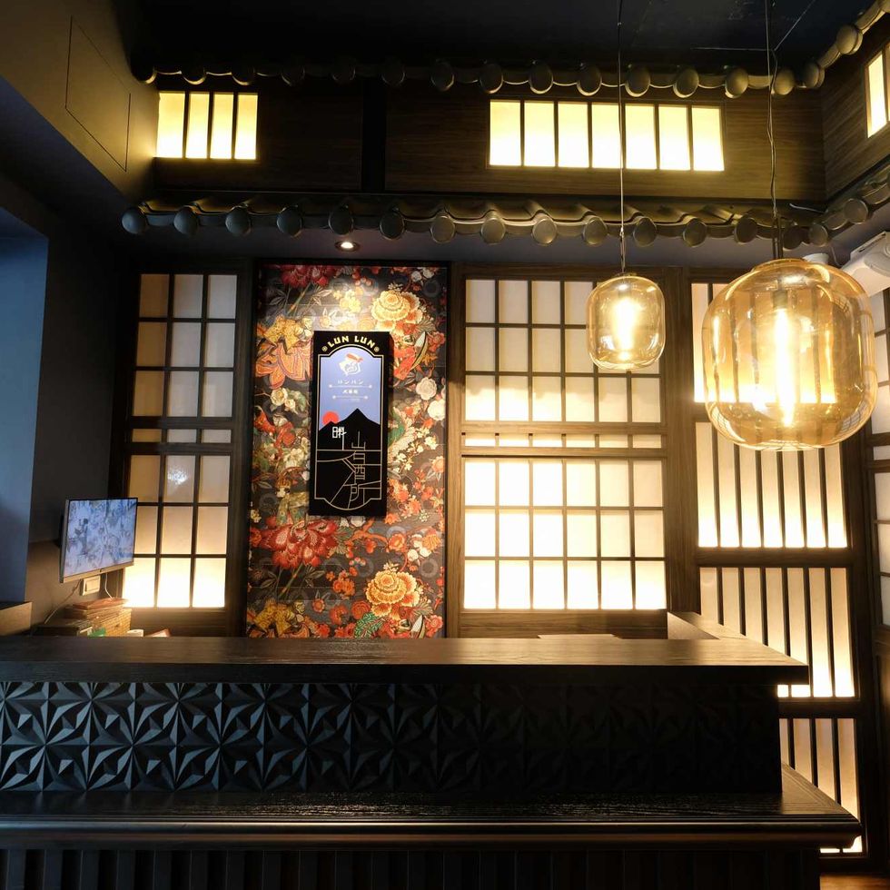 50年老字號「大車輪」打造日式餐酒館！火車盒盛裝壽司、台灣首間岩石湯泡飯料理餐廳