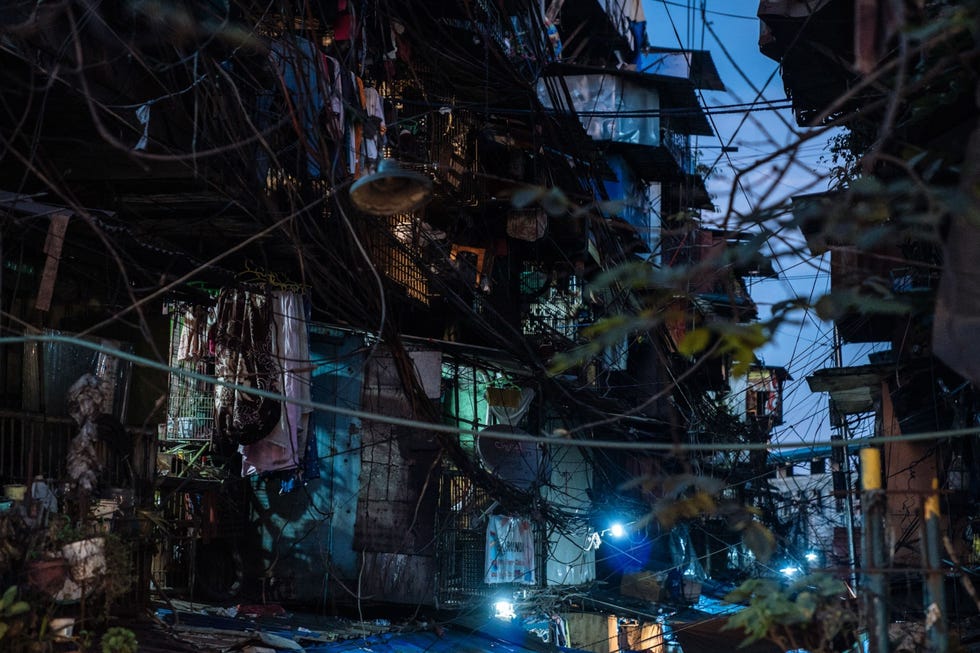 Een wirwar van elektriciteits telefoon en netwerkkabels hangt boven de straten van Manilla De gebrekkige infrastructuur van de Filipijnen heeft tot een samenleving geleid waarin onjuiste informatie op digitale platforms kan floreren Critici noemen het land inmiddels de patient zero in de wereldwijde oorlog tegen de waarheid