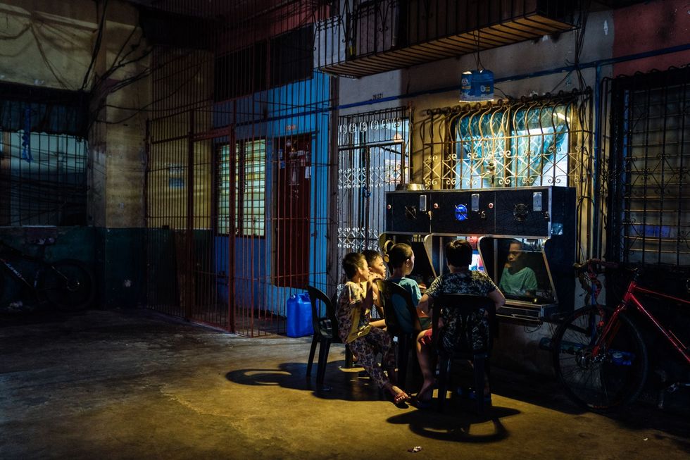 Kinderen spelen videospelletjes op een internetautomaat in Manilla Een derde van de 67 miljoen kiesgerechtigde Filipinos waren nog niet geboren toen Ferdinand Marcos aan de macht was
