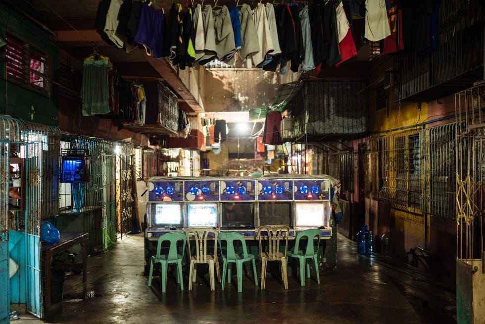 Met behulp van deze internetautomaat in een wijk in Manilla kunnen Filipinos met een laag inkomen voor n peso zon anderhalve eurocent een paar minuten toegang krijgen tot het internet