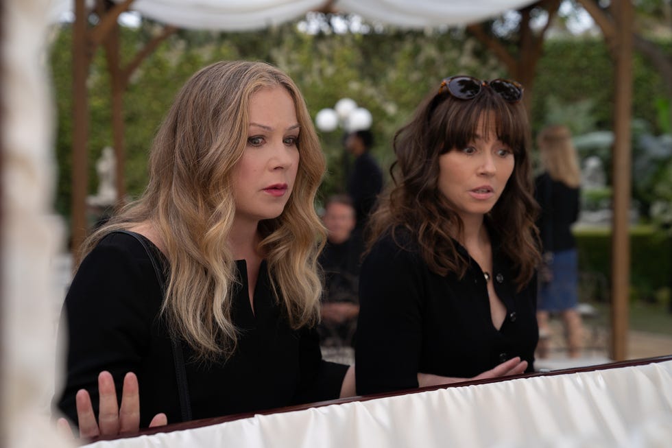 Interview: Linda Cardellini on 'Dead to Me' Season 3 Finale