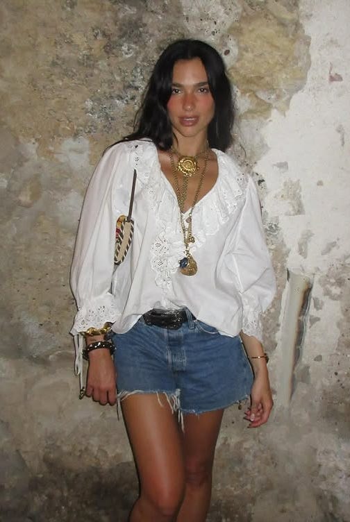 Dua Lipa, short jeans branco, look para lua de mel