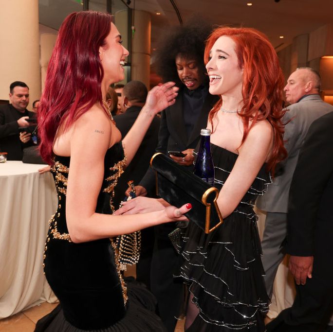 dua lipa and hari nef at the 2024 golden globe awards with red hair
