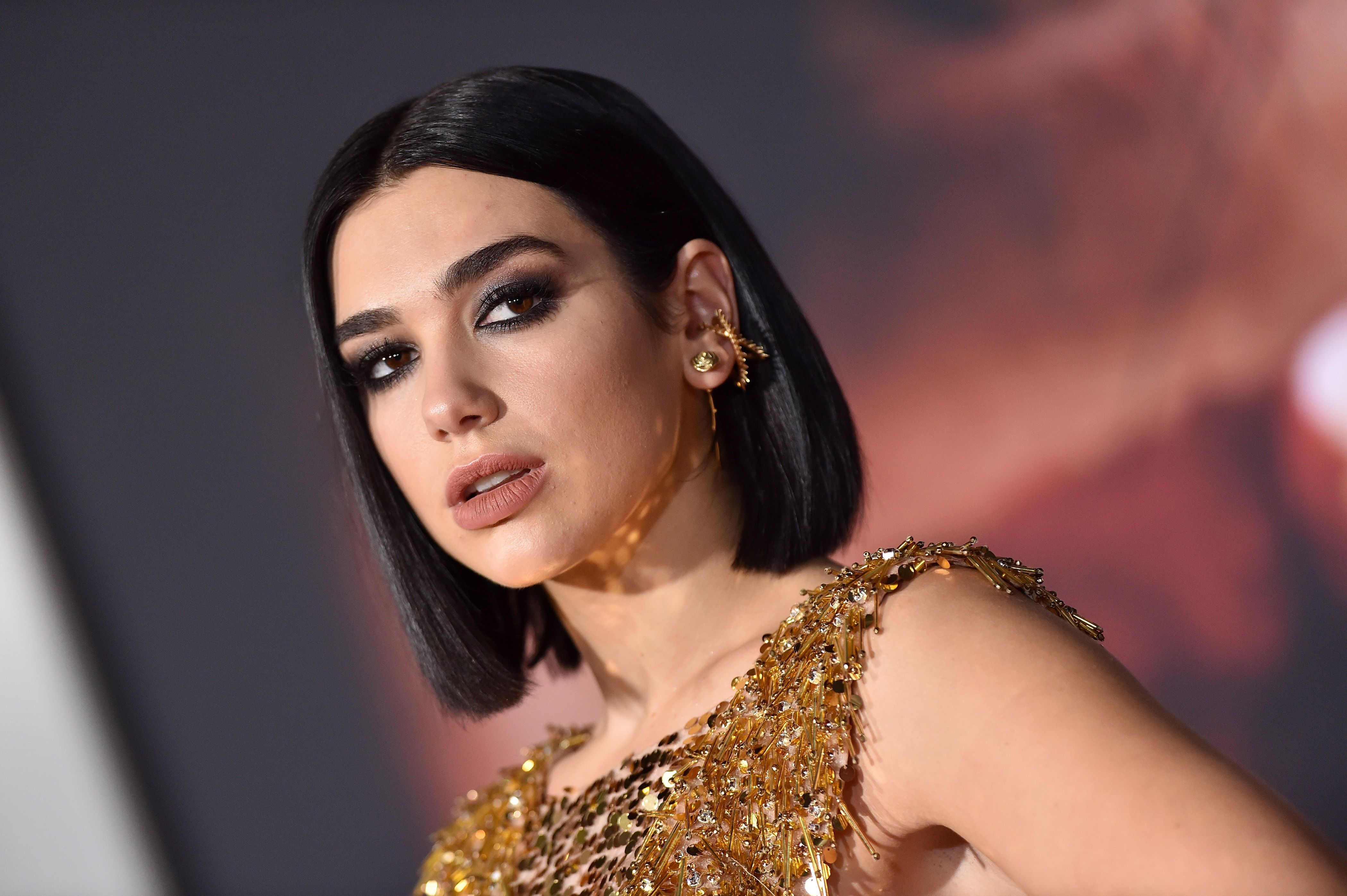 Dua Lipa demuestra cómo jugar (y ganar) a los bolos subida en unos tacones  - Dua Lipa o cómo jugar a los bolos siendo una verdadera diva