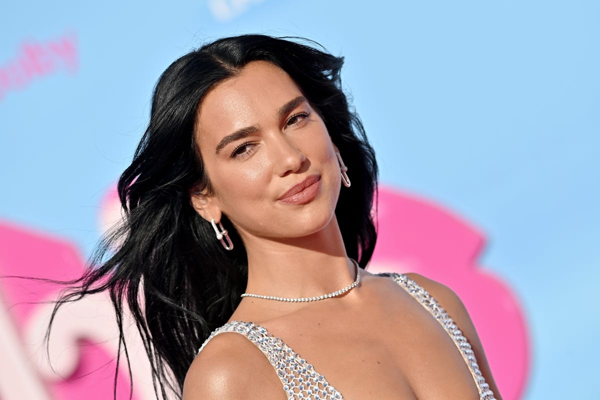 Dua Lipa verschijnt in compleet doorschijnende jurk bij Barbie