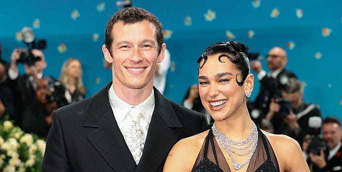 Alles über Dua Lipas Freund Callum Turner und die Zeitachse ihrer ...