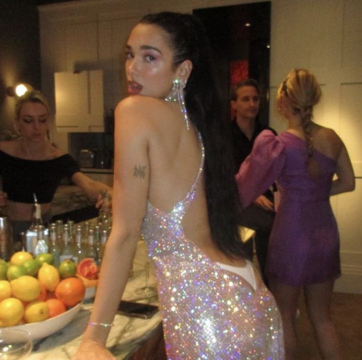 historie Afspejling Goneryl Dua Lipa's NYE Outfit Included a Glitter Dress and Exposed Thong