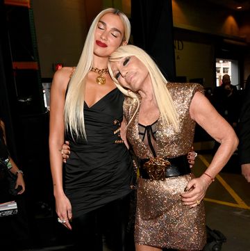 las vegas, nevada april 03 l r dua lipa and donatella versace attend the 64th annual grammy awards at mgm grand garden arena on april 03, 2022 in las vegas, nevada photo by denise truscellogetty images for the recording academy