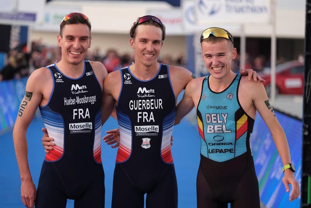 el francés nathan guerbeur c celebra su victoria junto al segundo clasificado, el francés hueber mossbruger i y el tercero, el belga arnaud dely, durante la prueba élite masculina del campeonato del mundo de duatlón avilés 2021