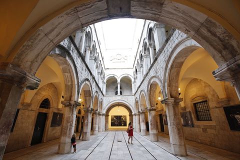 Het Sponzapaleis was het douanekantoor van Dubrovnik en herbergt nu een fototentoonstelling over mensen die tijdens het nietsontziende beleg van 19911992 hun leven verloren
