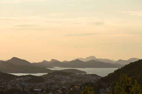 De zon gaat onder boven Dubrovnik en de Elaphitieilanden een kleine archipel in de verte