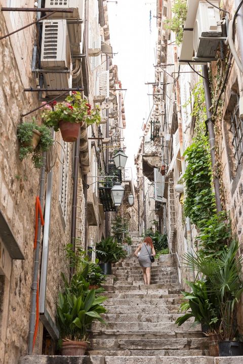 Dubrovnik  de Parel van de Adriatische Zee  groeide in de dertiende eeuw uit tot een belangrijke mediterrane zeemacht De stad is erin geslaagd zijn gebouwen uit de tijd van de gotiek de renaissance en de barok in stand te houden ondanks de schade door een aardbeving in 1667 en de Balkanoorlogen van de jaren negentig van de vorige eeuw