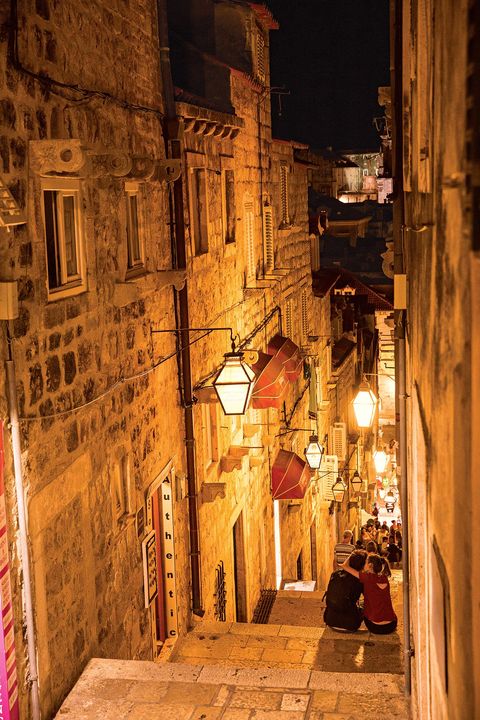 Smalle en steile straatjes vormen een doolhof in het historische centrum van Dubrovnik