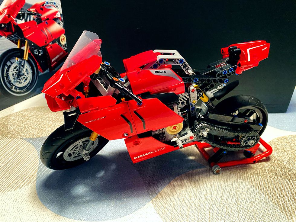 Con Lego alla guida della Ducati Panigale V4 R