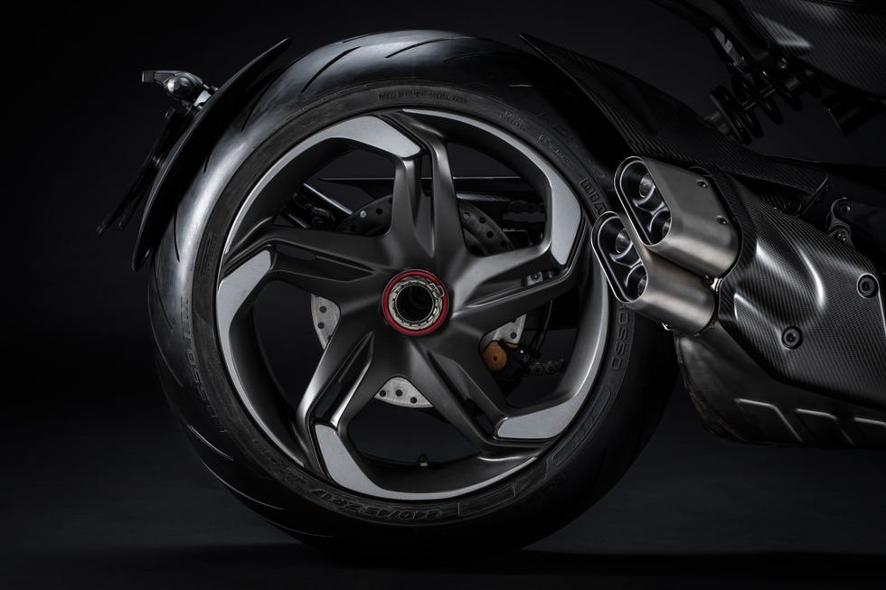 ducati-diavel-bentley-108-65736f64a2c60.jpg