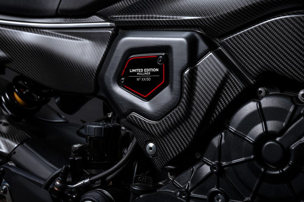 ducati-diavel-bentley-111-65736f6738e01.jpg