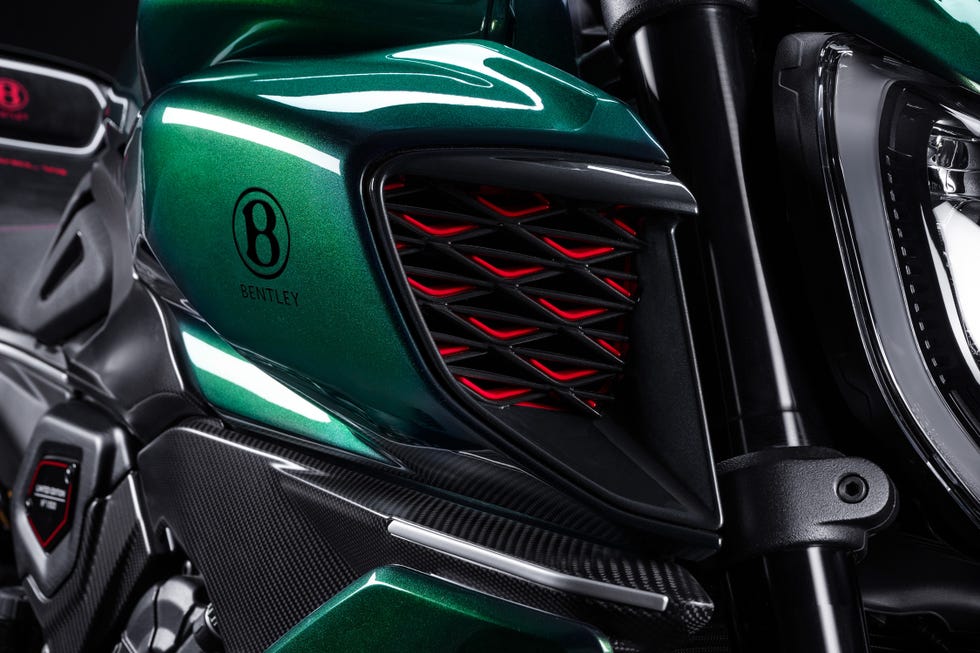 ducati-diavel-bentley-113-65736f6832986.jpg