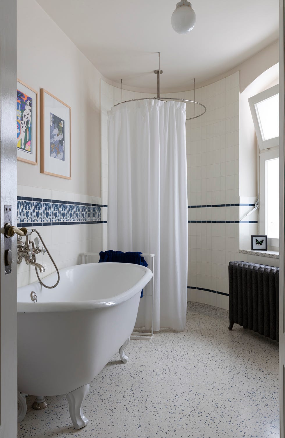 aseo vintage con banera pedestal y ducha con cortinas