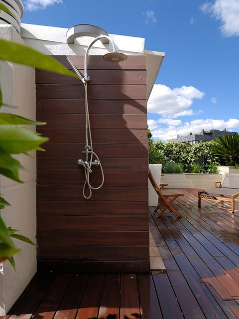 ducha de exterior en la terraza ático