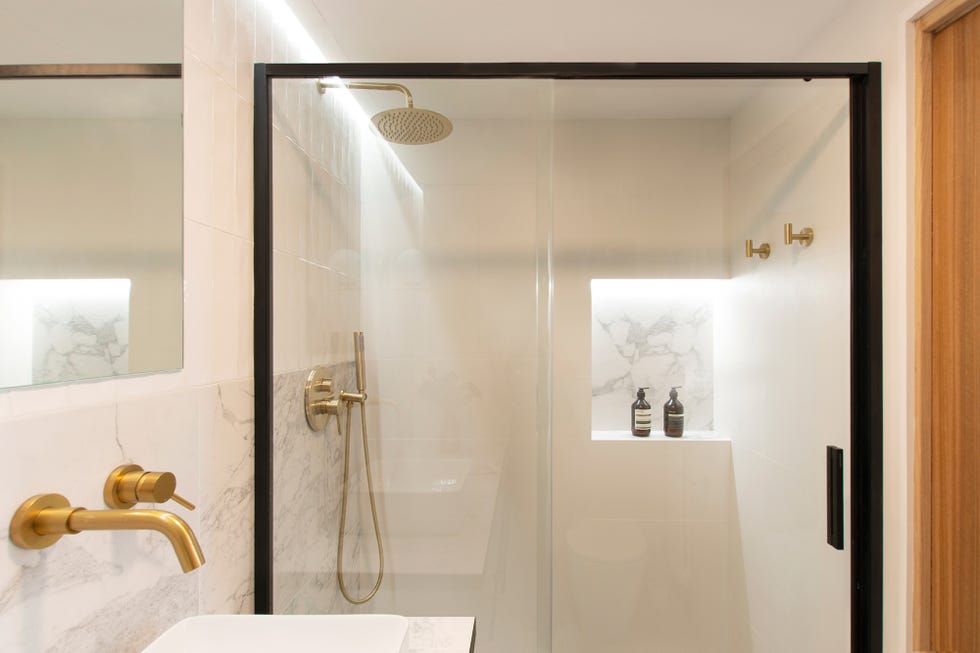 ducha de obra con un nicho para los jabones