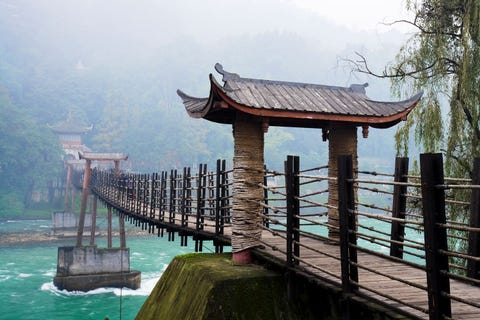 Op de berg Qingcheng de bakermat van het taosme liggen meerdere tempels en een irrigatiestelsel  een verbluffend staaltje van techniek dat rond 256 v Chr werd aangelegd en nog steeds functioneert