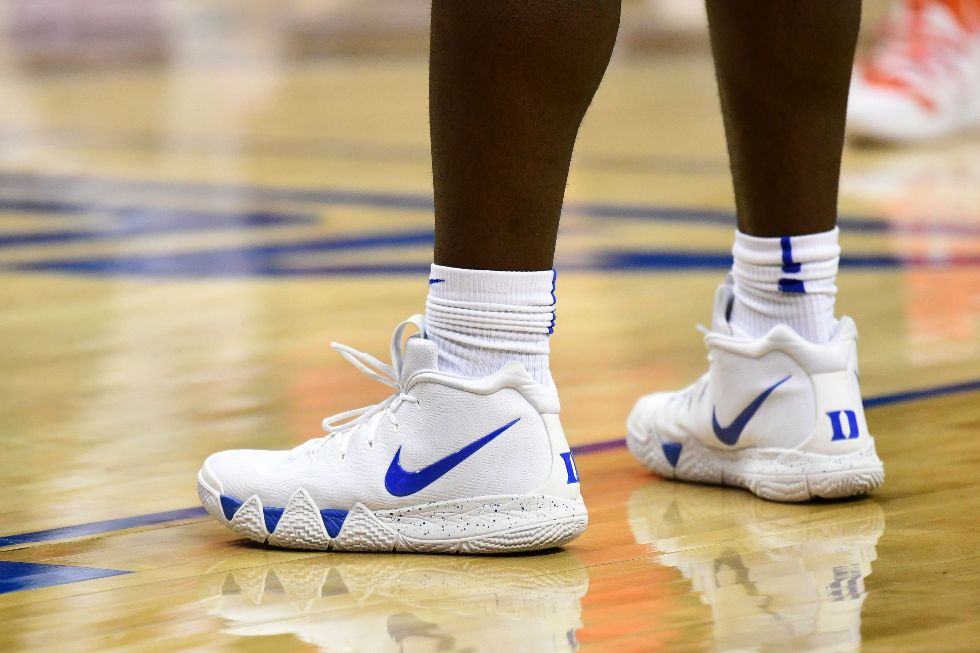 Policía guapo Disfraces Zion Williamson Wore Nike Kryrie 4 Sneakers for His ACC Comeback