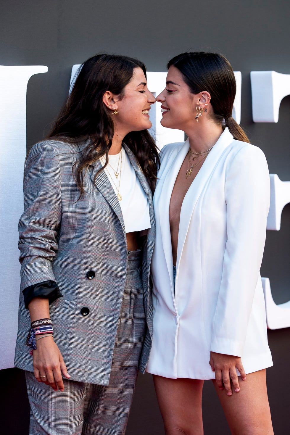 dulceida y alba paul se besan en un photocall