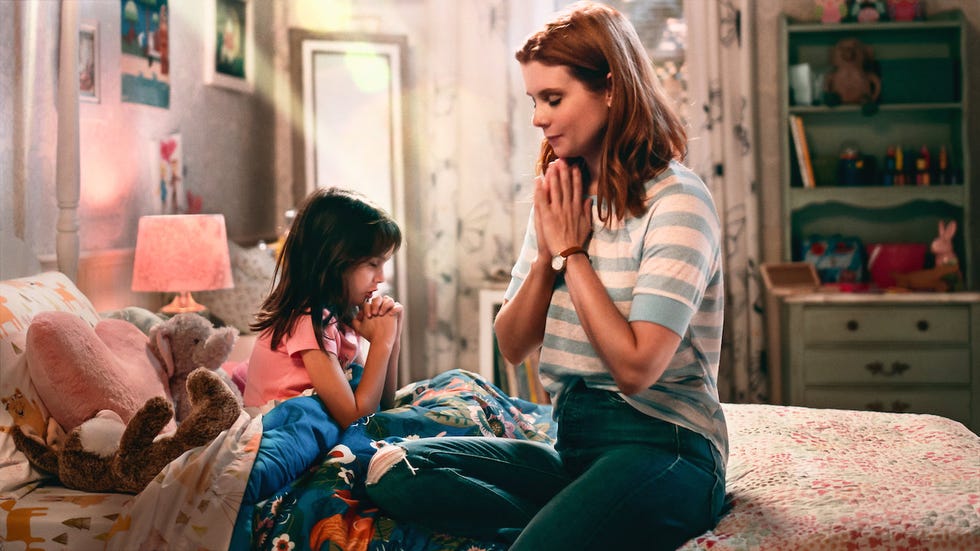 una madre y una niña rezan en una habitación en la serie dulces magnolias