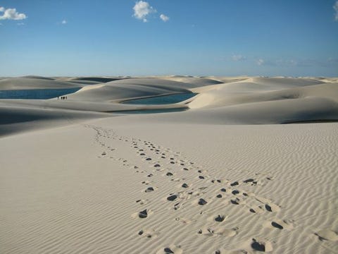 Duinen Vijvers ontstaan door regenwater vormen oases tussen zandduinen in het noordoosten van Brazili De regio die te kampen heeft met allesvernietigende droogte is het op een na dichtstbevolkte gebied in het land en strekt zich uit van Maranho in het noorden tot Bahia