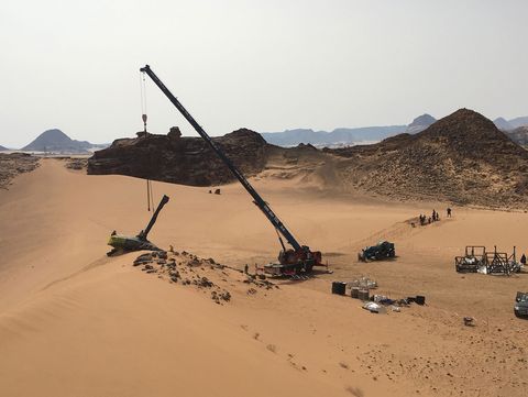 dune set design showing a crane suspending an ﻿ornithopter in the jordanian desert