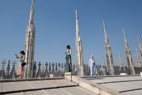 De Duomo of kathedraal van Milaan een van de beroemdste monumenten in de stad behoort tot de grootste kerken van het moderne Europa en biedt plaats aan ruim 20000 gelovigen