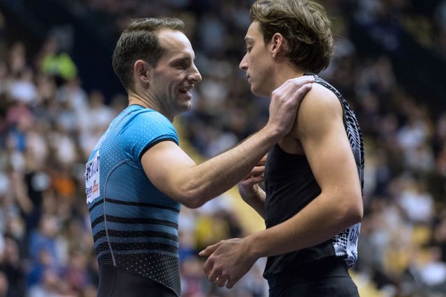 armand duplantis d y renaud lavillenie se saludan durante una competición de salto con pértiga