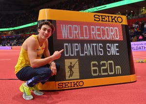 el saltador de pértiga armand duplantis presume de récord del mundo en los mundiales de pista cubierta en belgrado