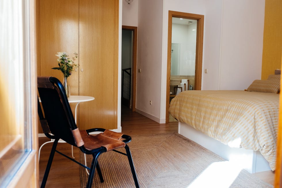 dormitorio con baño en suite