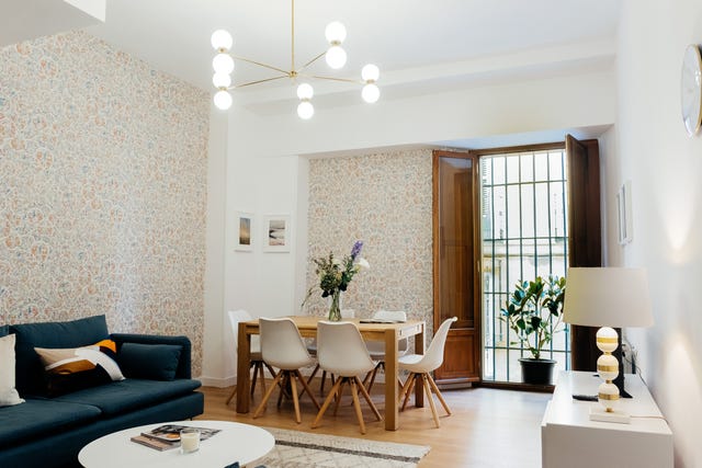 salón comedor con papel pintado con motivos abstractos