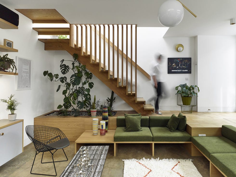 salón abierto con sofás de obra verdes