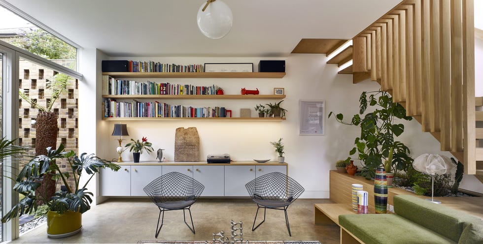 salón abierto decorado con madera y plantas