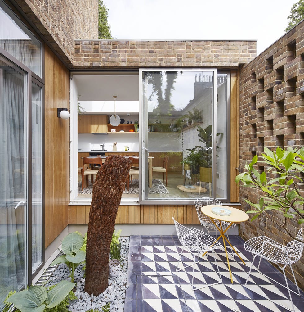 patio interior con mesa y sillas de jardín