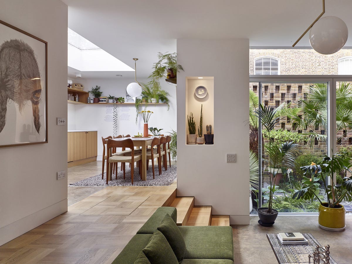 salón abierto con sofás de obra verdes