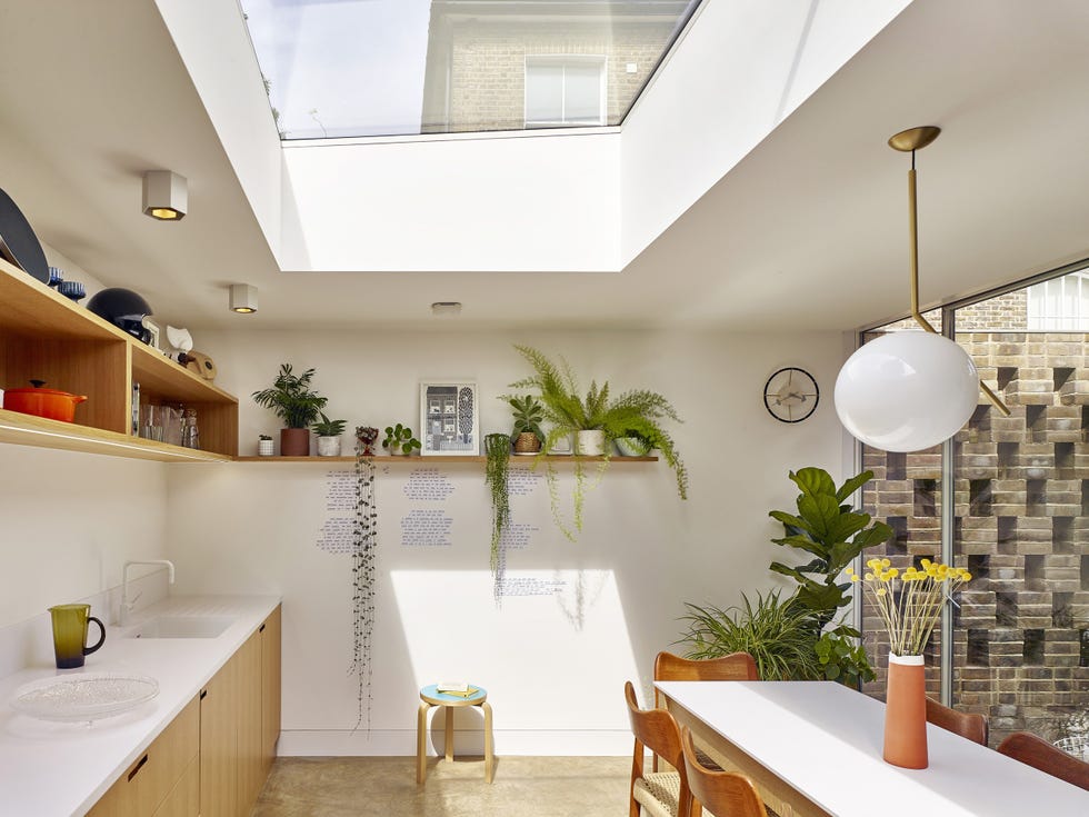cocina con office y tragaluz