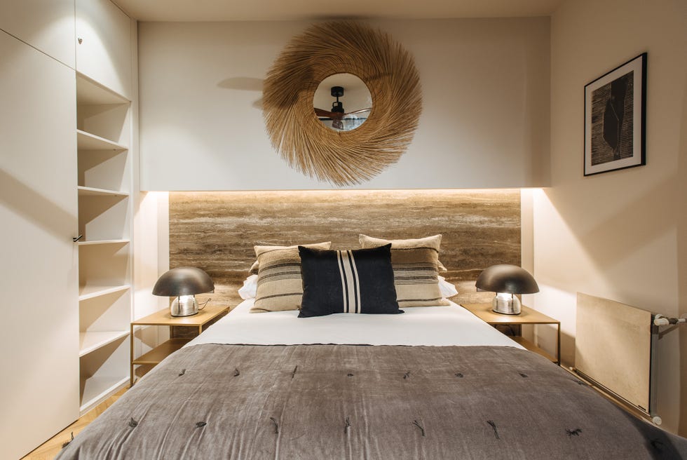 dormitorio moderno decorado en tonos neutros con fibras