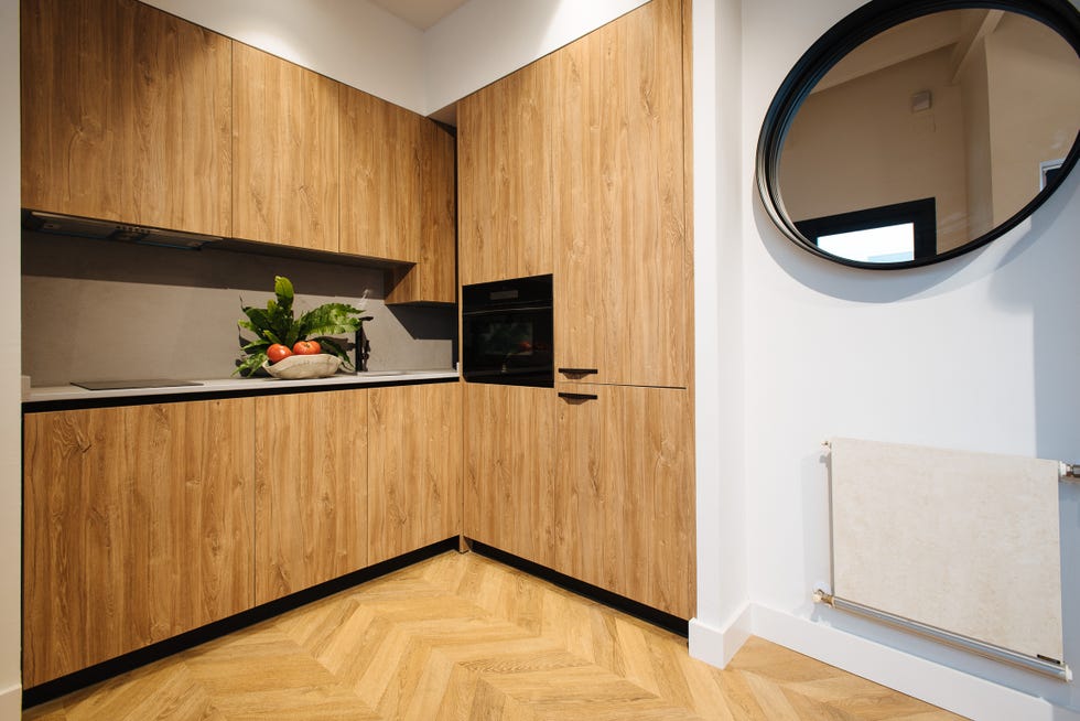cocina moderna con armarios de madera sin tiradores