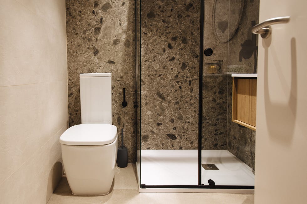 baño con ducha revestida con terrazo