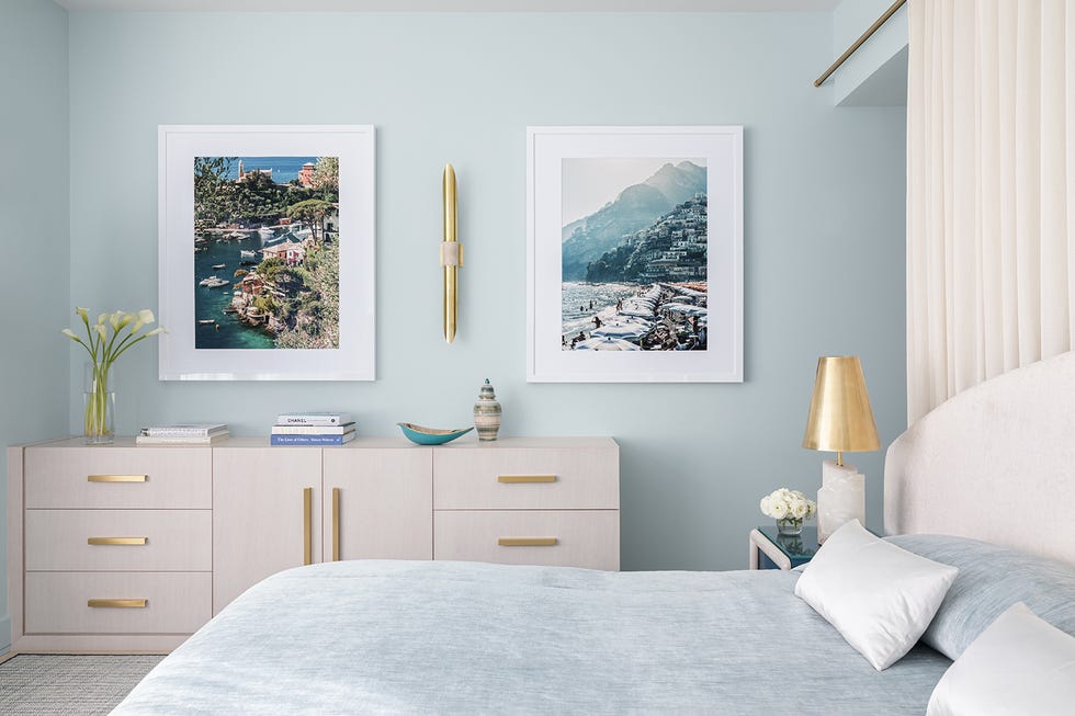 dormitorio elegante en blanco y azul