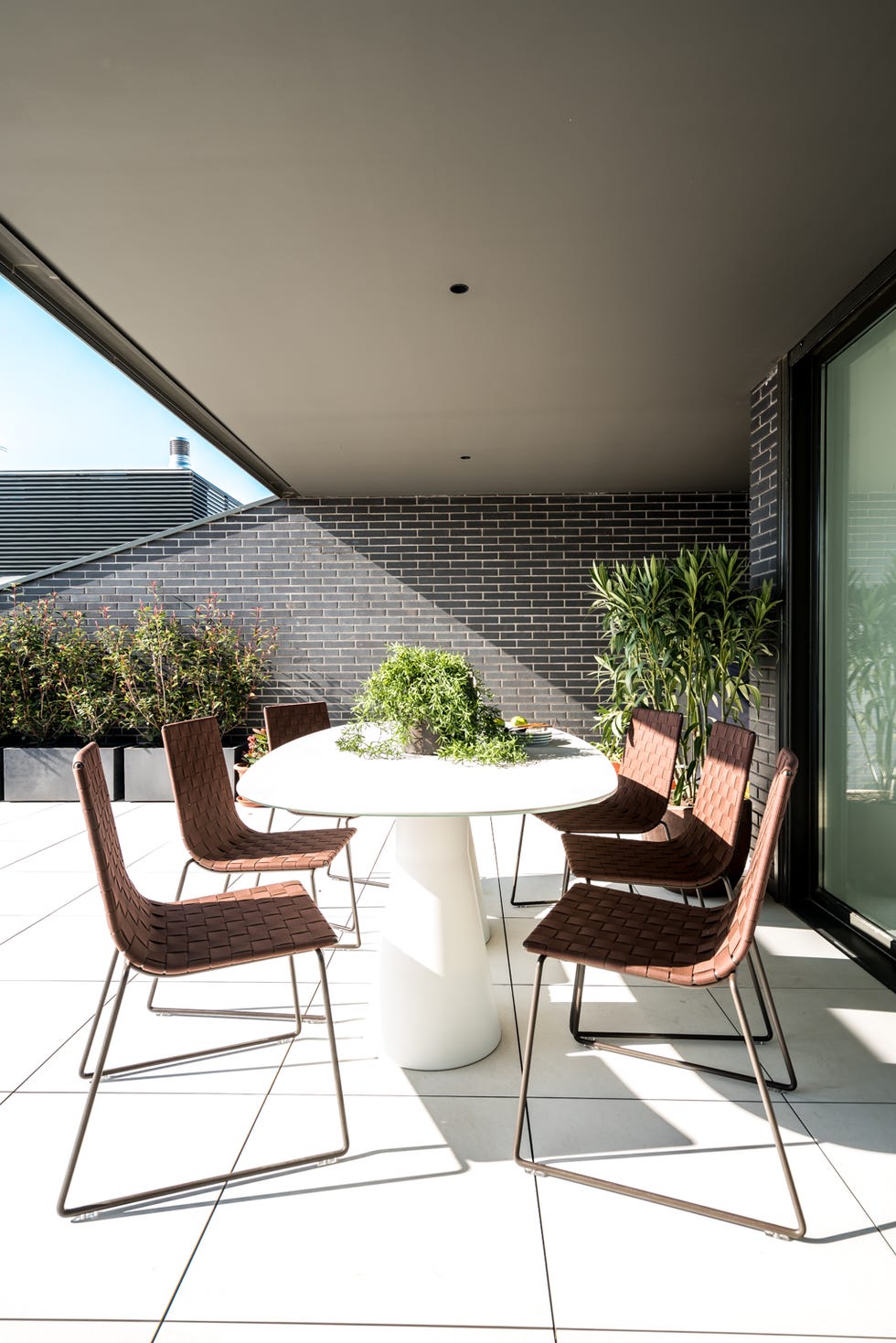 terraza con comedor exterior de diseño moderno