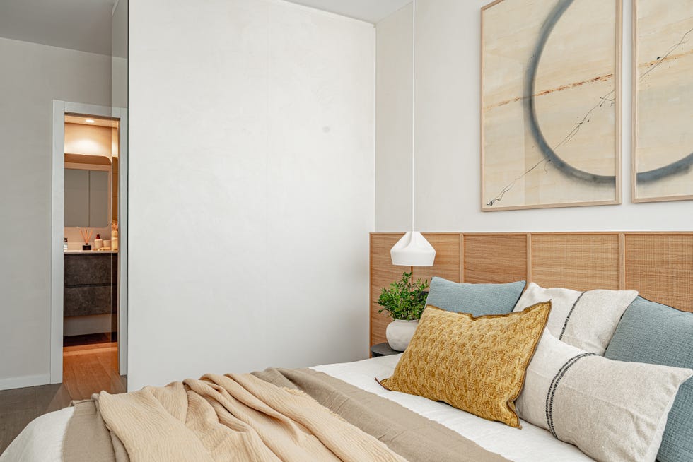 dormitorio en suite de estilo natural con cabecero de madera