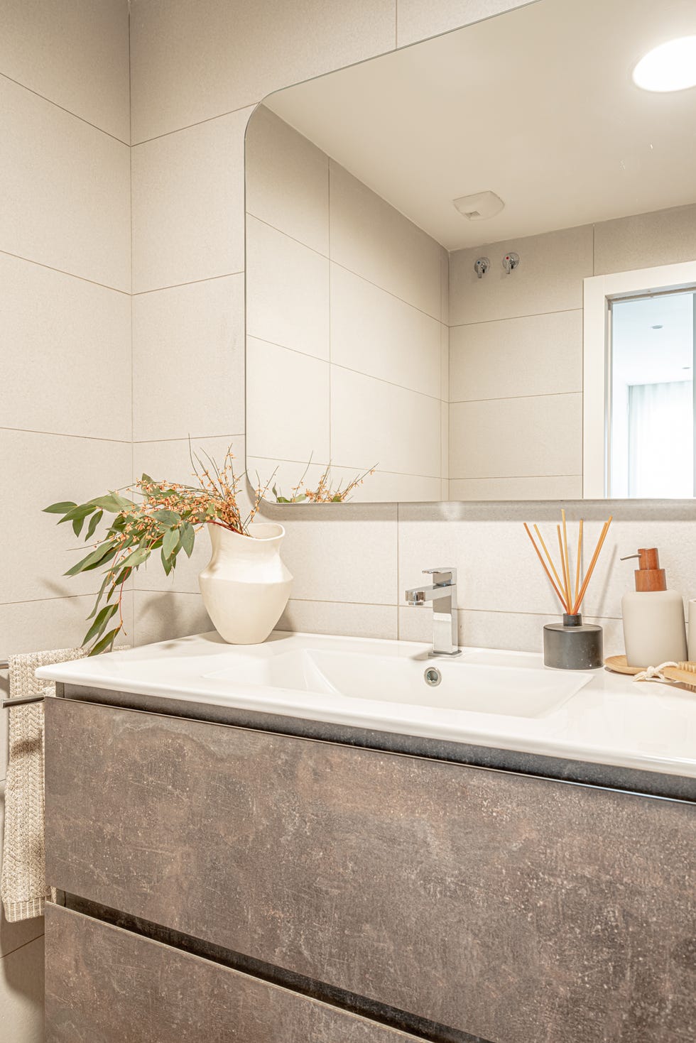 mueble de lavabo con frentes de efecto piedra